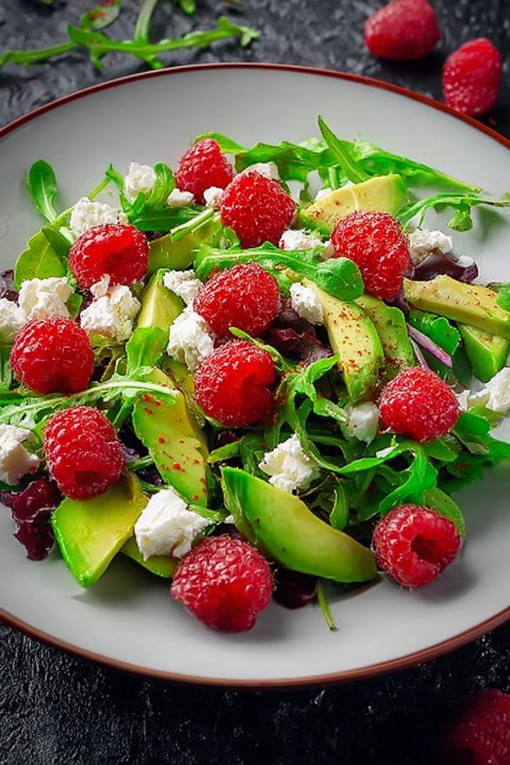 Salat mit Himalkoholfreien Beeren, Avocado und Feta image 2