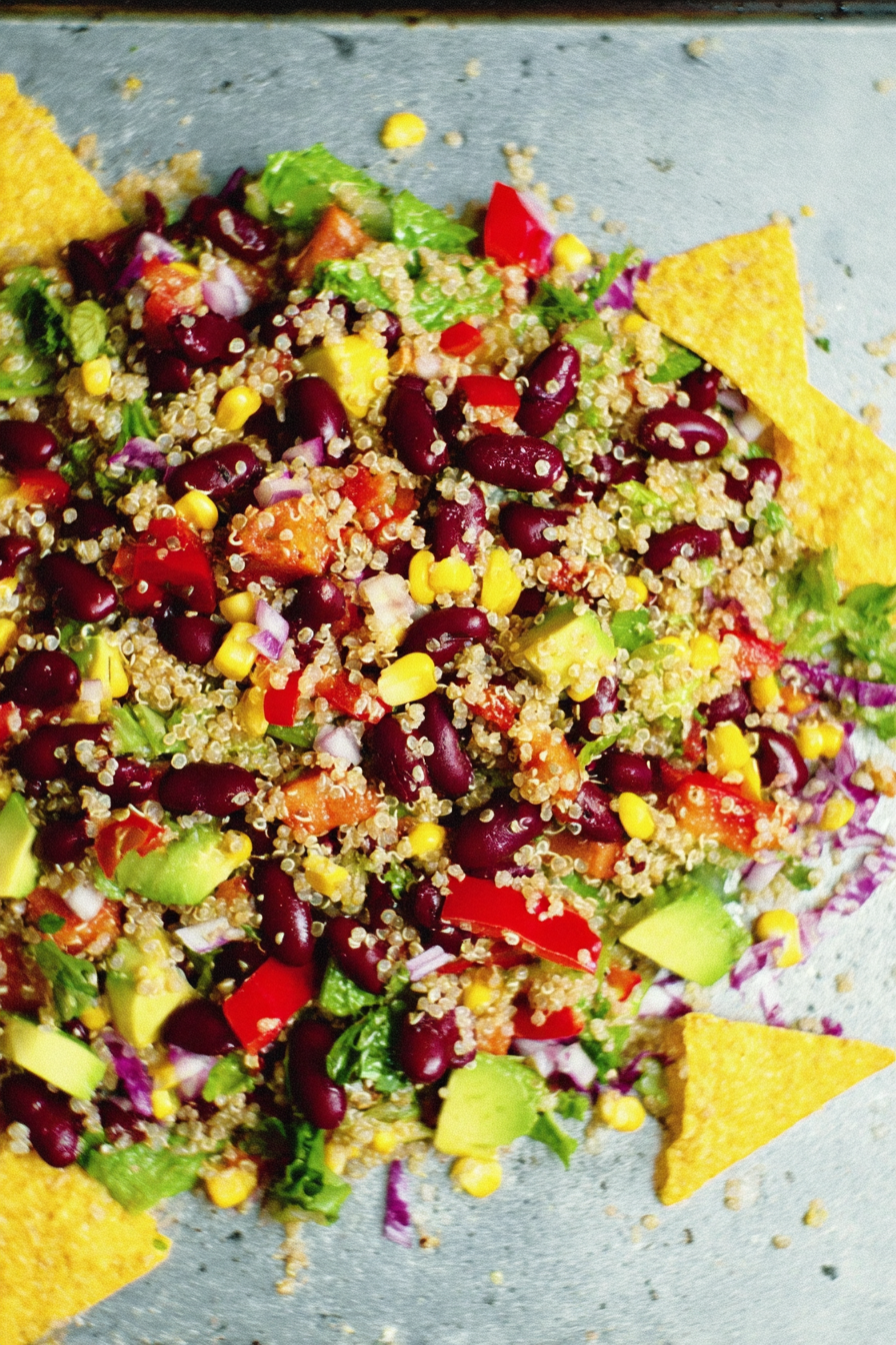 Veganer Quinoa-Bohnen-Salat mit Mais und Paprika image 2