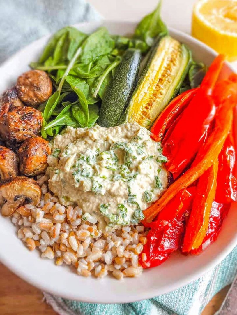 Hummus-Bowl mit geröstetem Gemüse zum Mittagessen image 2