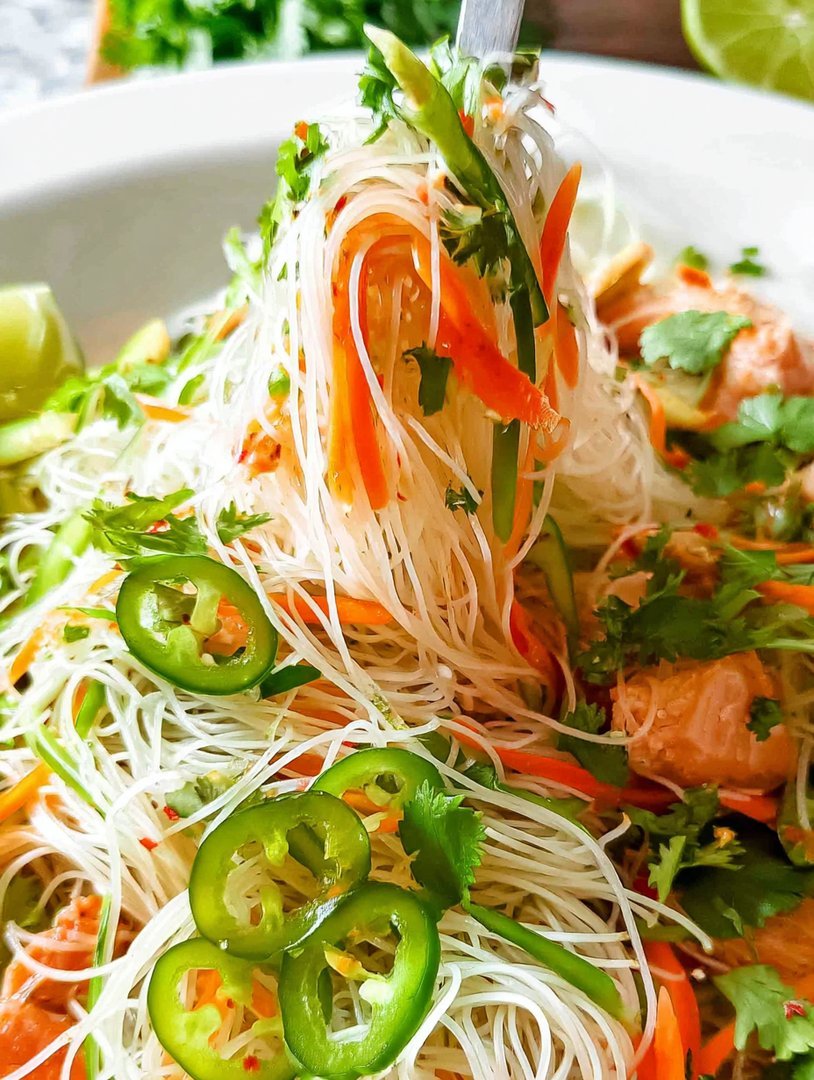 Vietnamesischer Nudelsalat mit pikantem Dressing image 2